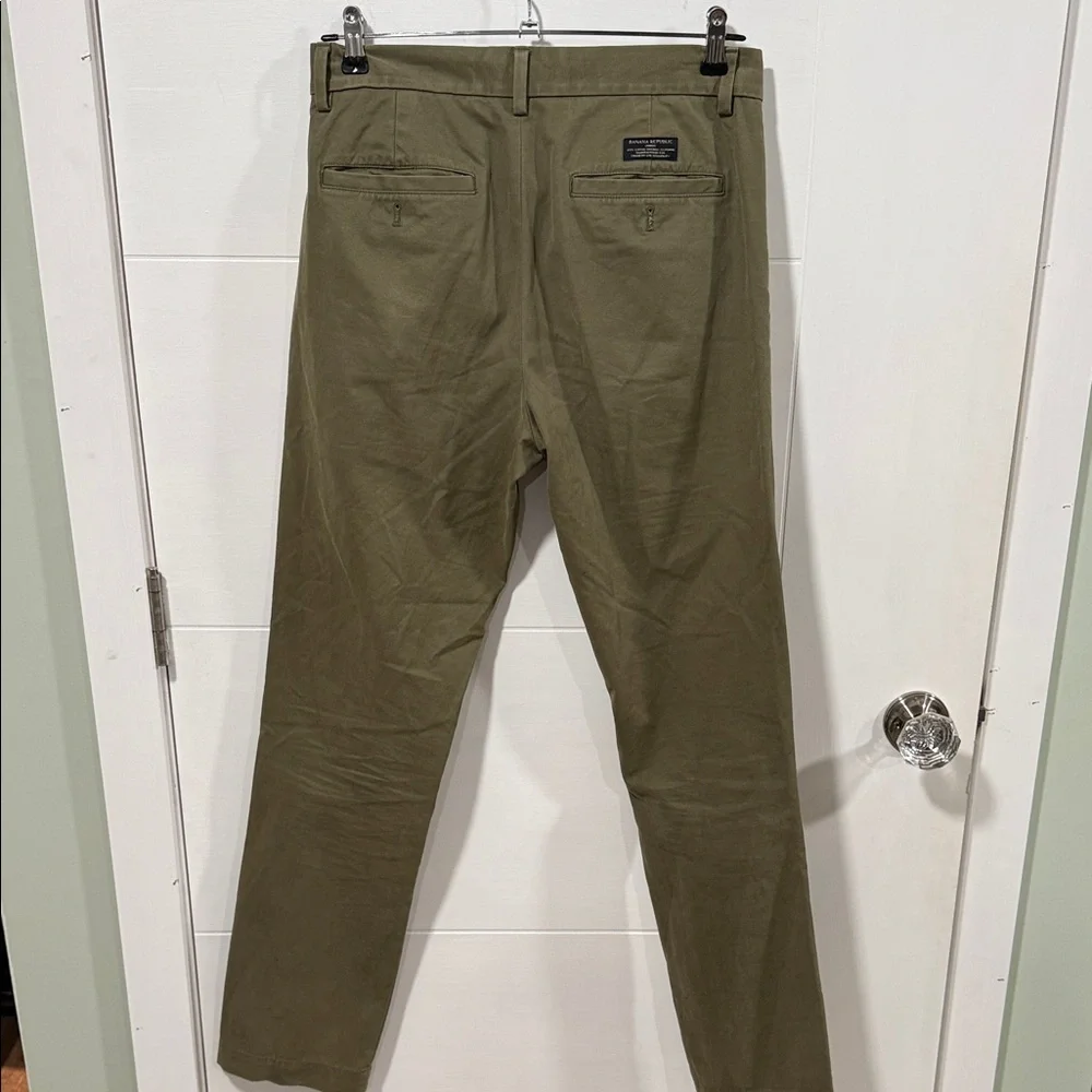 Banana Republic Men's Aiden Olive Green Chinos 30x32